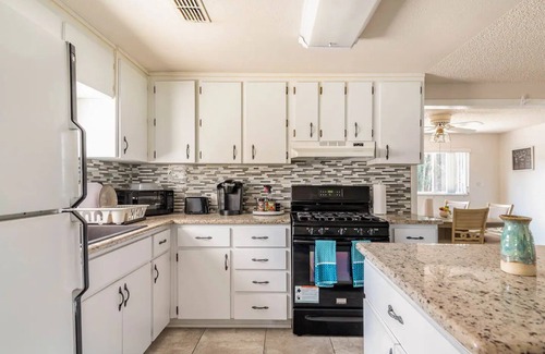 Hudson House | Hudson Come Sea it your self Waterfront with kayak
