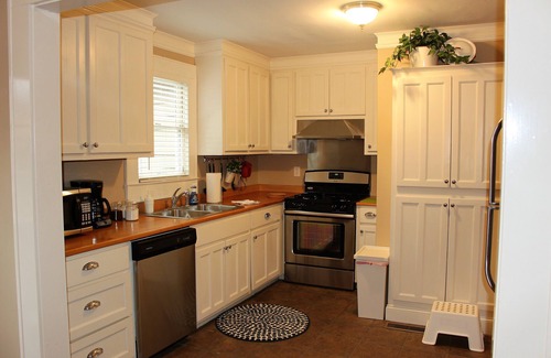 Cartersville House | Hudson's Birdhouse-Quaint Bungalow in Historic "Old Town" downtown Cartersville