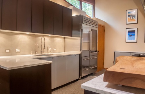 Monroe House | Hudson Valley Mid Century Monroe Bungalow -1 hr from NYC - Gourmet Kitchen