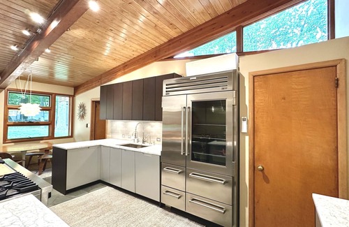 Monroe House | Hudson Valley Mid Century Monroe Bungalow -1 hr from NYC - Gourmet Kitchen