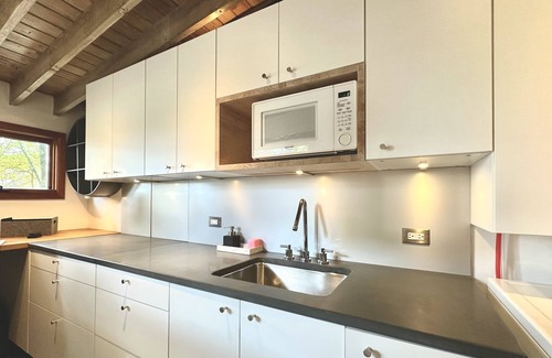 Monroe House | Hudson Valley Mid Century Monroe Bungalow -1 hr from NYC - Gourmet Kitchen