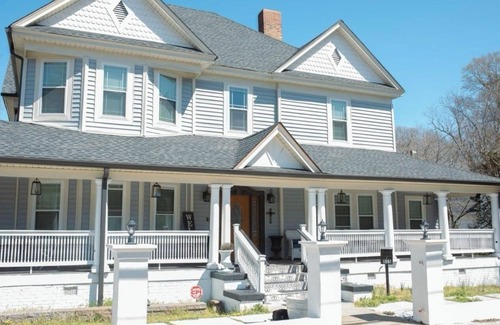 Woodruff House | Huge 14 guest Victorian home in fabulous Spartanburg SC with luxury fixtures.