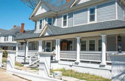 Woodruff House | Huge 14 guest Victorian home in fabulous Spartanburg SC with luxury fixtures.
