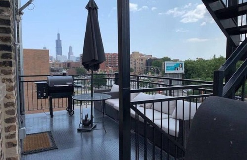 Near West Side House | HUGE 1700 sqft 3bd West Loop Penthouse w/Balcony