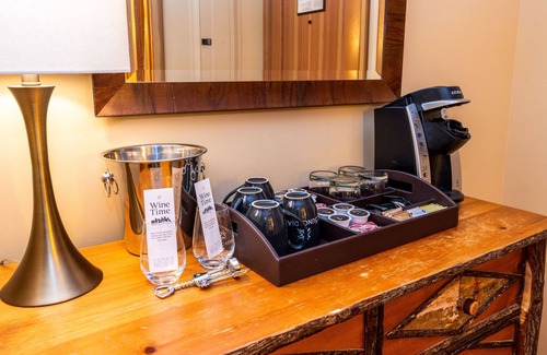 Cle Elum Condo | Huge 2 Connecting Rooms with Kitchen & Balcony