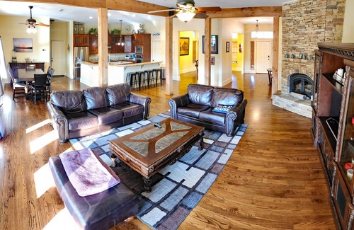 Fort Worth House | Huge 4 bedroom + loft lakehouse with private dock - 27 min north of Sundance Sq