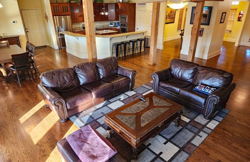 Fort Worth House | Huge 4 bedroom + loft lakehouse with private dock - 27 min north of Sundance Sq