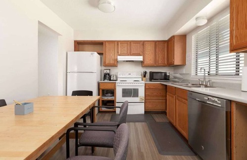 Riley Park Apartment | Huge 4 Bedroom Upper Suite