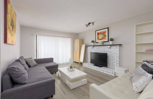 Riley Park Apartment | Huge 4 Bedroom Upper Suite