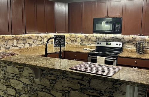Jonesboro House | HUGE 5-bedroom house in fabulous Jonesboro 12 miles from airport/ATL
