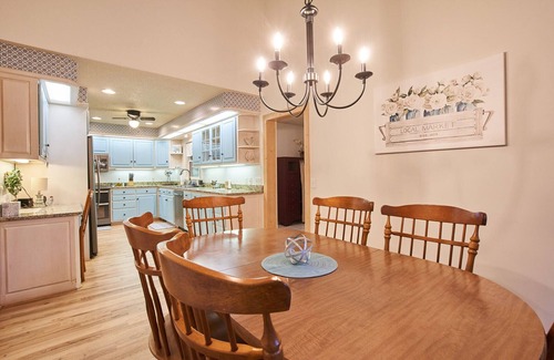Foscoe House | HUGE 5BR, 4.5BA, 3 King Suites, Dog Friendly!