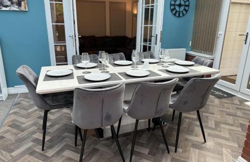 Bloxwich House | Huge 9 Bed Property Sleeps 17, Near NEC, City Centre, HS2