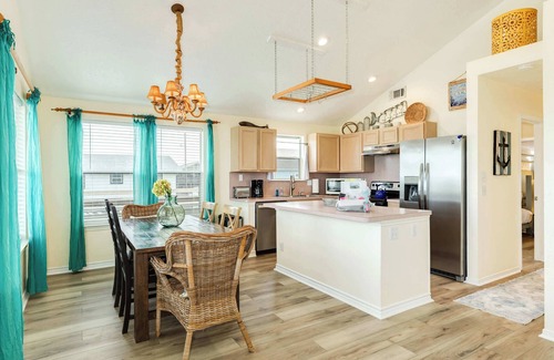 Jamaica Beach House | Huge Deck, Fully Fenced & Pups Welcome!