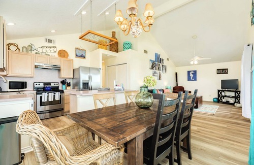 Jamaica Beach House | Huge Deck, Fully Fenced & Pups Welcome!
