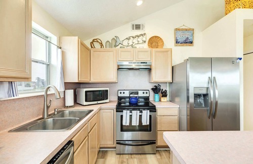 Jamaica Beach House | Huge Deck, Fully Fenced & Pups Welcome!