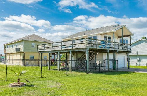 Jamaica Beach House | Huge Deck Fully Fenced & Pups Welcome