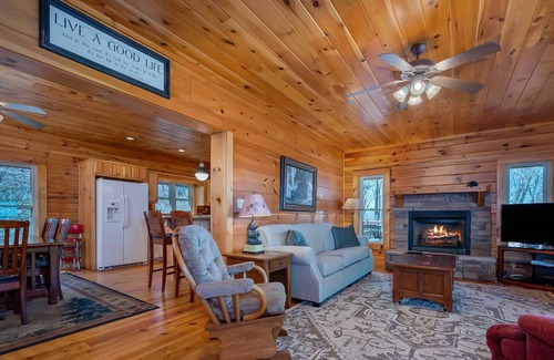 Lynn House | Huge Deck, Mountain Views and Pet Friendly