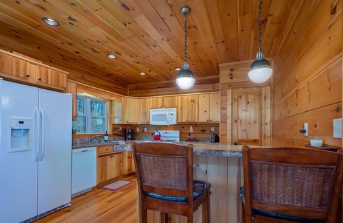 Lynn House | Huge Deck, Mountain Views and Pet Friendly