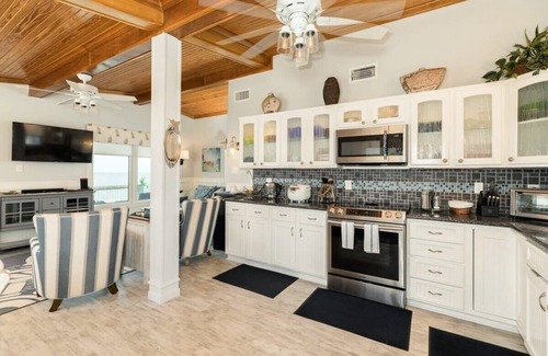 San Luis House | Huge Deck to Enjoy Those Sunrises over the Sea!