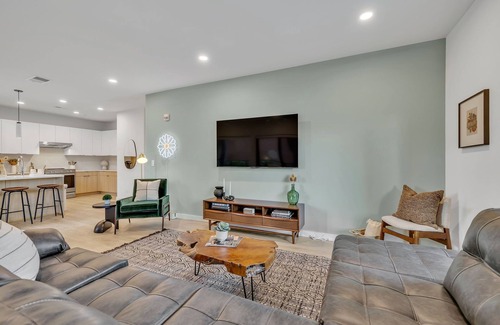 Downtown Nashville Condo | HUGE downtown corner unit: Pool-Gym-Walk to Broadway Ave and Conv. Center!