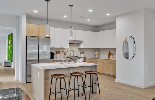 Downtown Nashville Condo | HUGE downtown corner unit: Pool-Gym-Walk to Broadway Ave and Conv. Center!