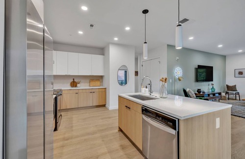 Downtown Nashville Condo | HUGE downtown corner unit: Pool-Gym-Walk to Broadway Ave and Conv. Center!