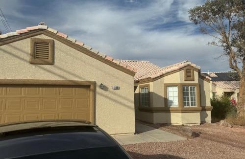 Las Vegas House | Huge F1 master bedroom