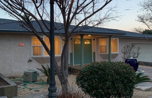 Clovis House | HUGE Family/Team/Group Luxury Home, Pets & Wheelchair Friendly, Sleeps 13-18