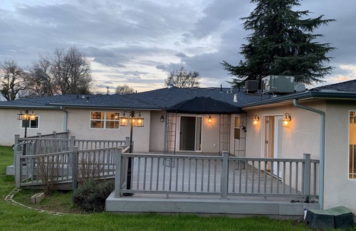 Clovis House | HUGE Family/Team/Group Luxury Home, Pets & Wheelchair Friendly, Sleeps 13-18