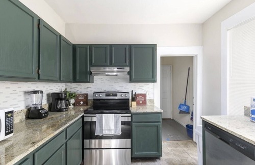 Glen Iris House | Huge four bedroom home- WALK to UAB