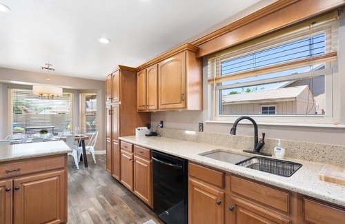East Mesa House | HUGE, heated pool. Family friendly, toys for all! Big & beautiful backyard!