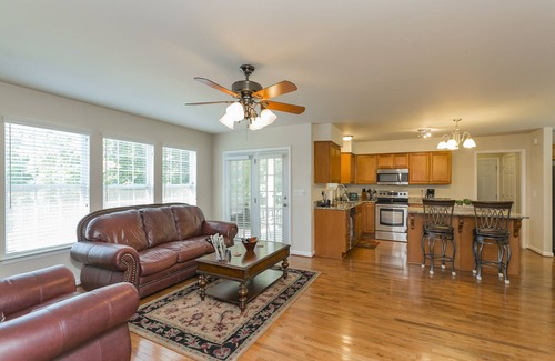 Eighth Avenue House | Huge Home for Groups 7min to Downtown