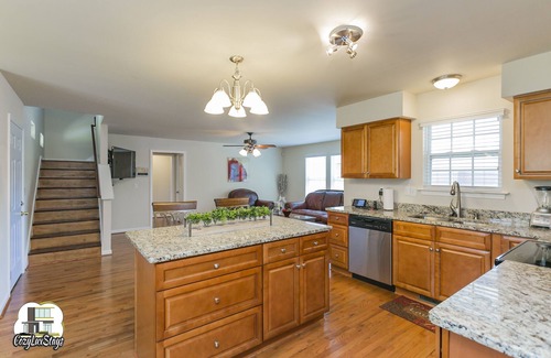 Eighth Avenue House | Huge Home for Groups 7min to Downtown