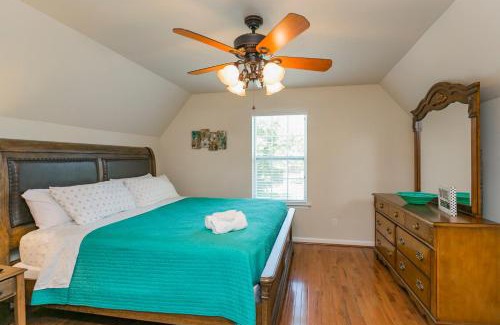 Eighth Avenue Villa | Huge Home For Groups Near Downtown