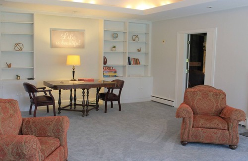 Rochester House | Huge Home - Heart of Town w Space for Everyone