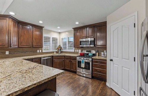 Riverton House | HUGE home!