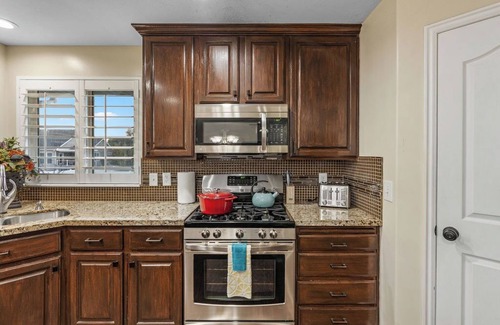 Riverton House | HUGE home!