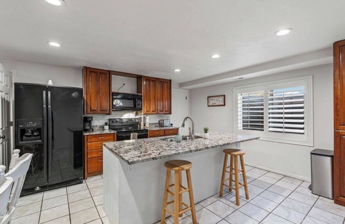 Riverton House | HUGE home!