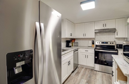 Richs Deland House | Huge Home, Walk to Downtown Deland! Close to Speedways, SkyDive, Athens Theatre