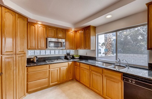 Green Valley North House | Huge House fit 12 people Close to Airport & Strip