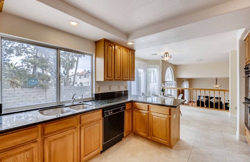 Green Valley North House | Huge House fit 12 people Close to Airport & Strip