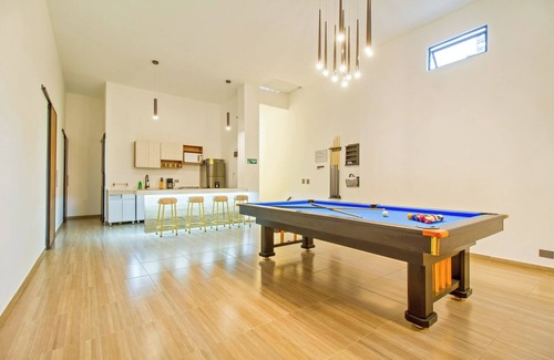 Zona Rosa Apartment | Huge Jacuzzi! 6-bedroom apartment one block from Park LLeras 6 private bathrooms