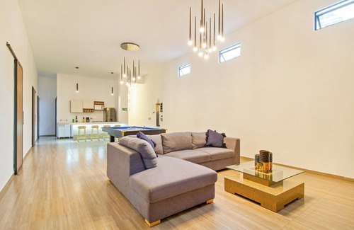 Zona Rosa Apartment | Huge Jacuzzi! 6-bedroom apartment one block from Park LLeras 6 private bathrooms