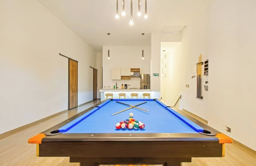 Zona Rosa Apartment | Huge Jacuzzi! 6-bedroom apartment one block from Park LLeras 6 private bathrooms