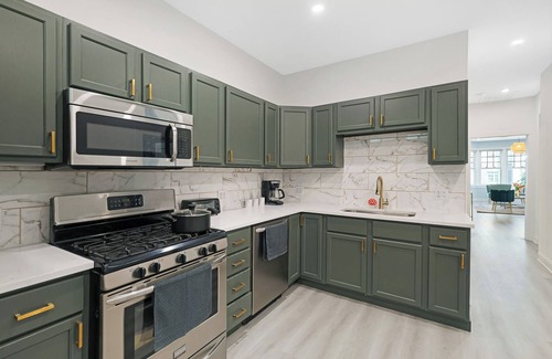 Lakeview House | Huge Jungle Retreat w/Ping Pong + Huge Basement. Walk to Wrigley, Restaurants