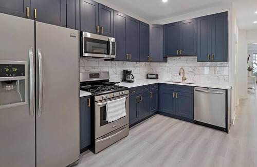 Lakeview House | Huge Jungle Retreat w/Ping Pong + Huge Basement. Walk to Wrigley, Restaurants