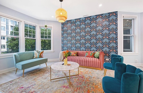 Lakeview House | Huge Jungle Retreat w/Ping Pong + Huge Basement. Walk to Wrigley, Restaurants