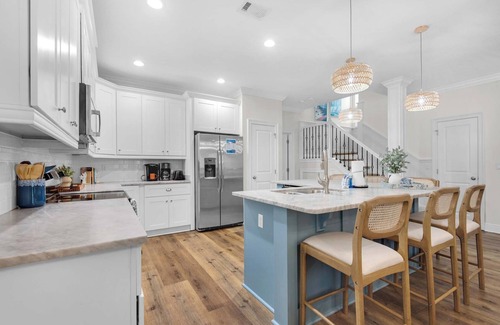 Villages of Crystal Beach House | ⭐HUGE Lagoon Pool-Walk2Beach-2 King Suites-Hot Tub-4BR Sandy Feet