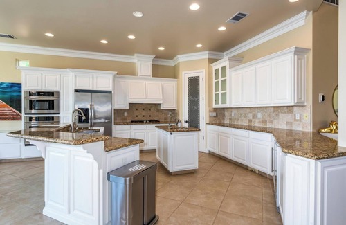 Clovis House | HUGE LAKEFRONT HOME . POOL. GARAGE . NATIONAL PARKS