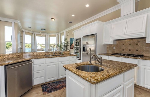 Clovis House | HUGE LAKEFRONT HOME . POOL. GARAGE . NATIONAL PARKS
